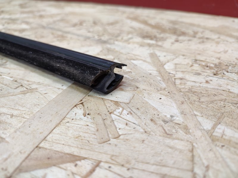 Уплотнитель стекла двери внешний