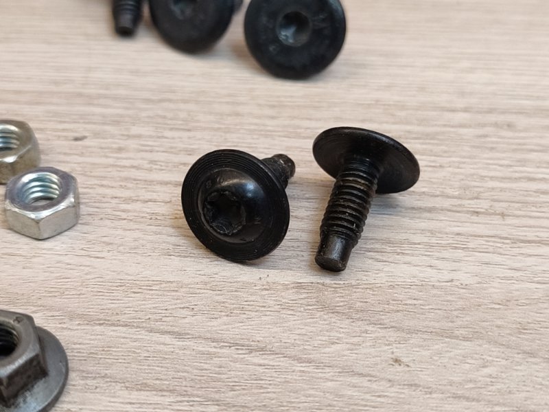 Крепеж двери