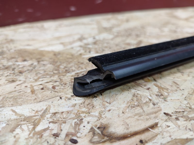 Уплотнитель стекла двери внешний