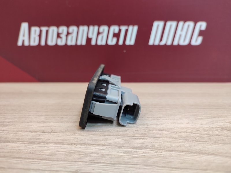 Кнопка открывания багажника