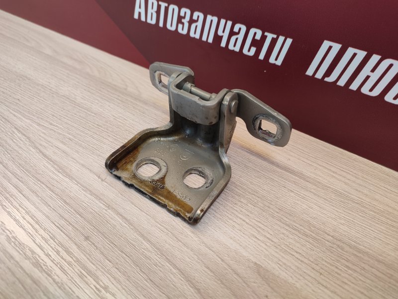 Петля двери