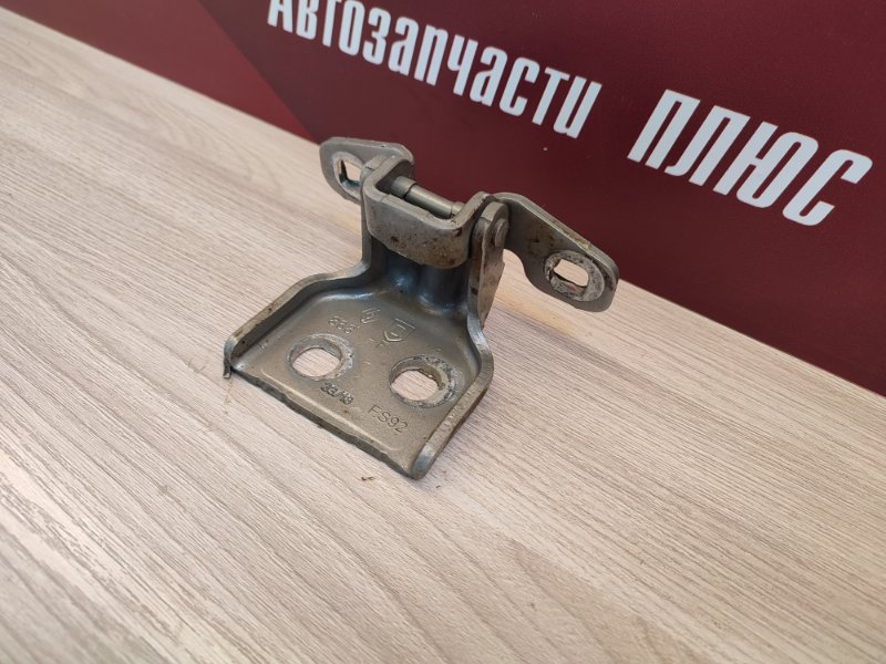 Петля двери