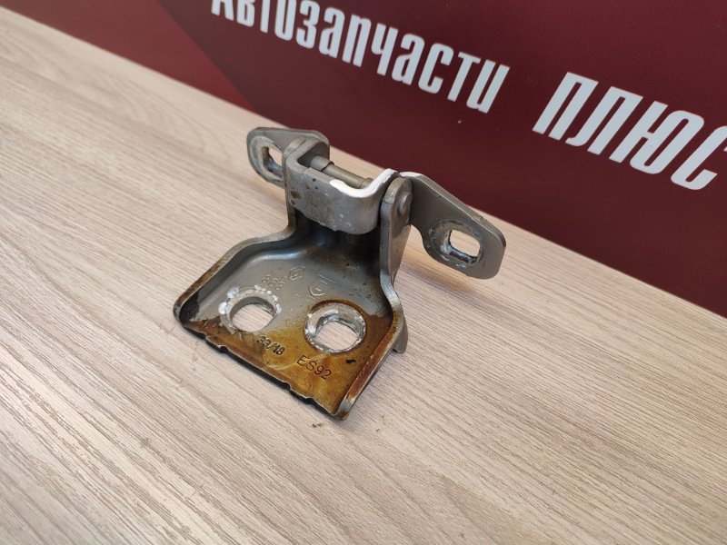 Петля двери