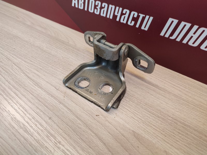 Петля двери