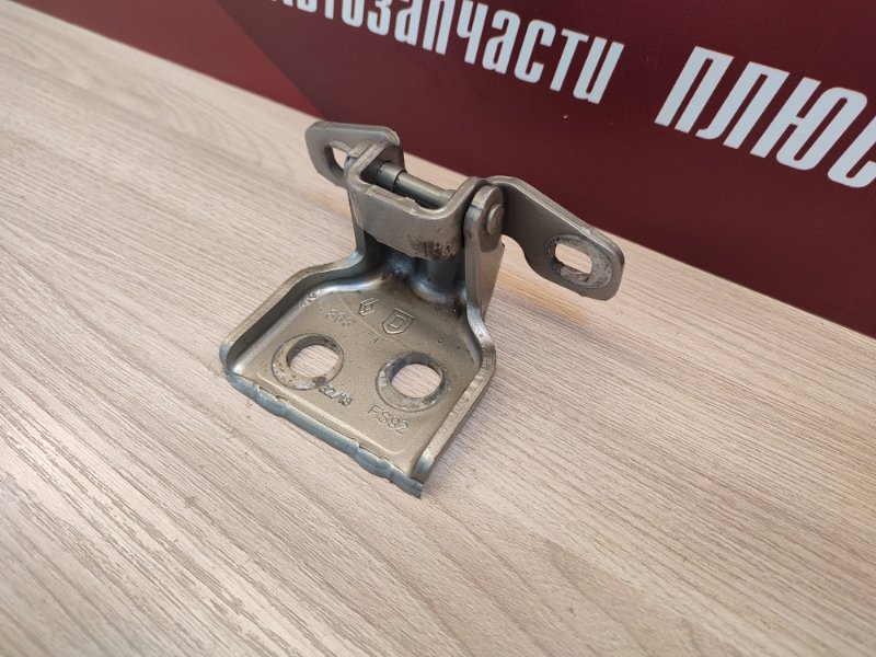 Петля двери