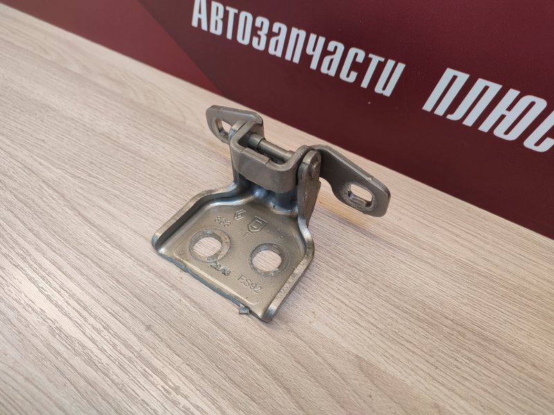 Петля двери