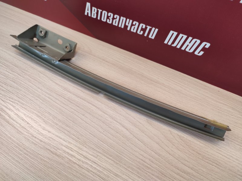 Направляющая стекла двери