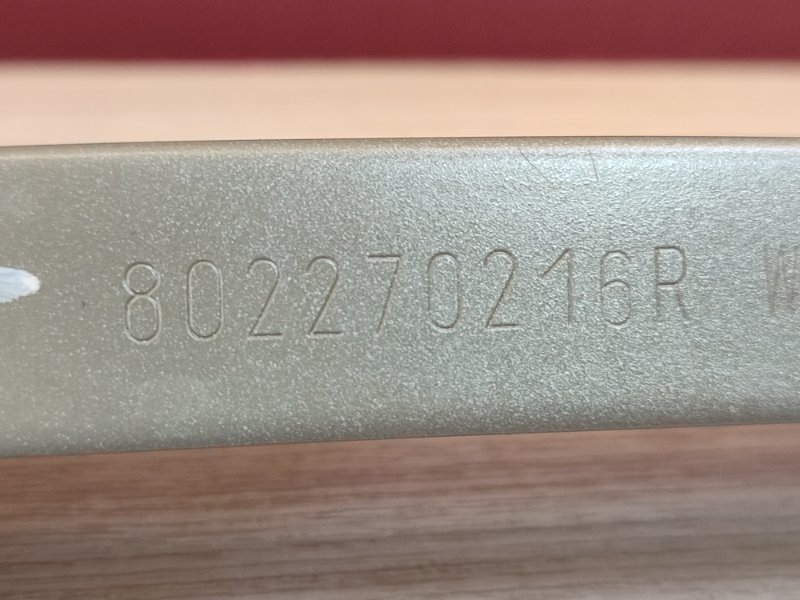 Направляющая стекла двери