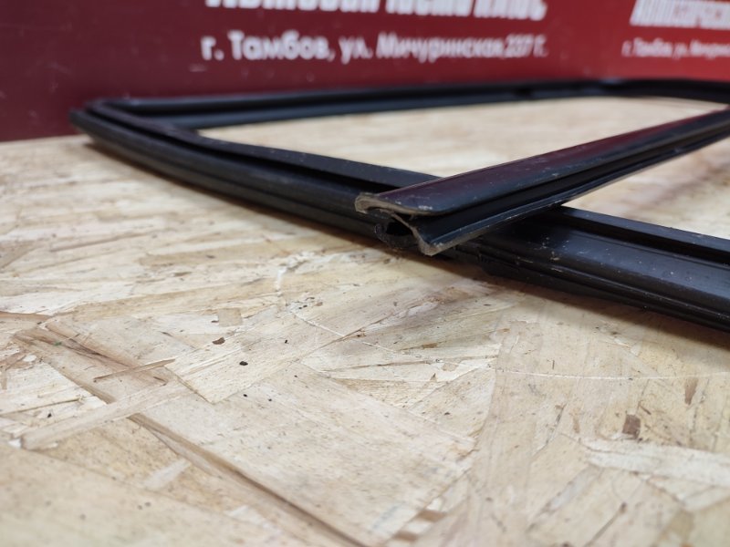 Уплотнитель стекла двери