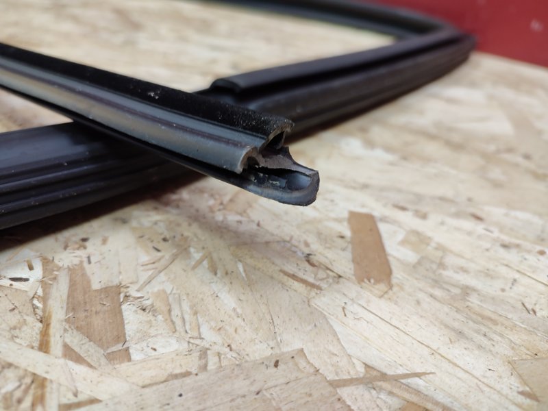 Уплотнитель стекла двери