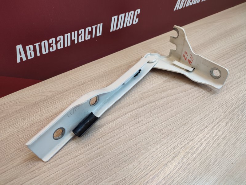 Петля капота