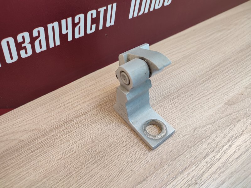 Петля двери