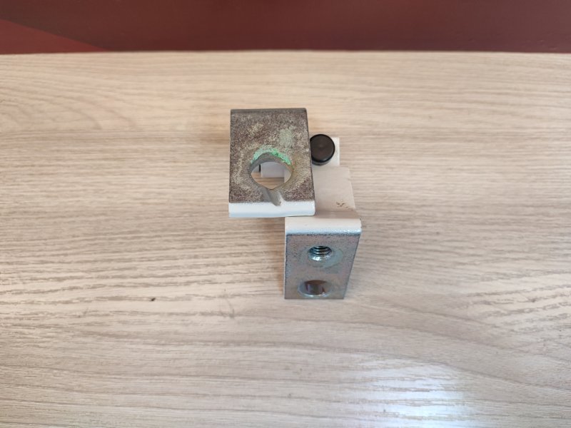 Петля двери