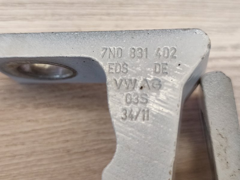 Петля двери