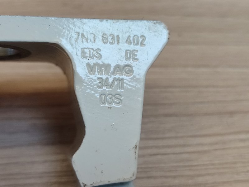 Петля двери