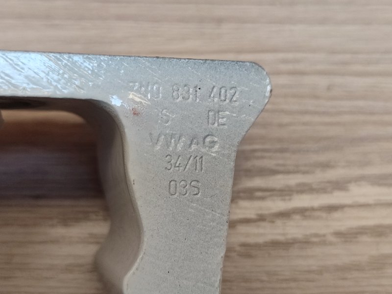 Петля двери