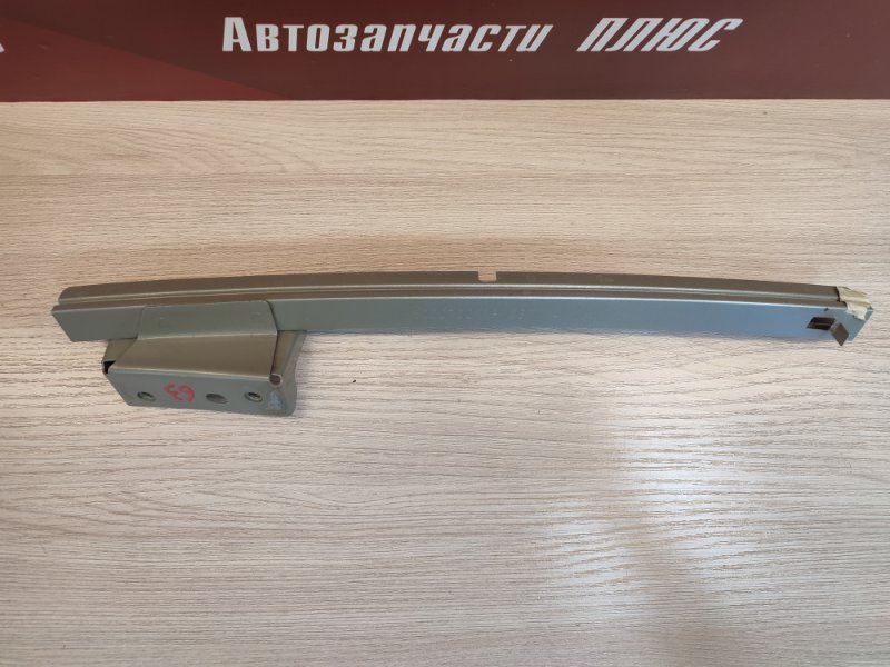 Направляющая стекла двери