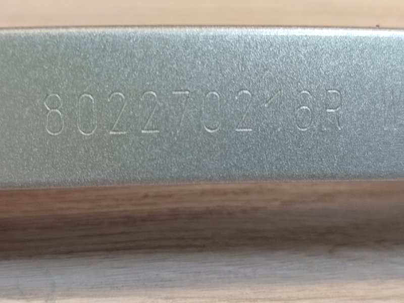 Направляющая стекла двери