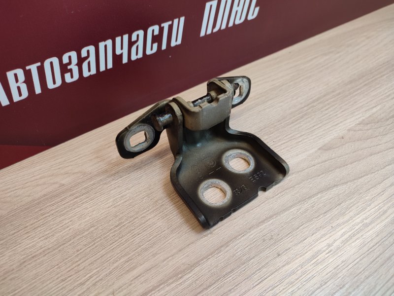 Петля двери