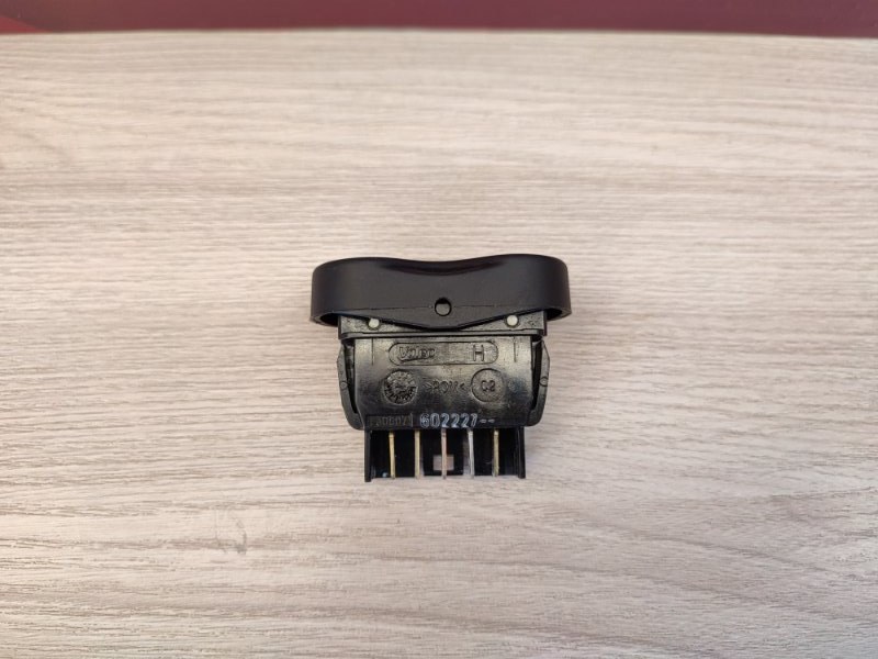 Кнопка стеклоподъемника