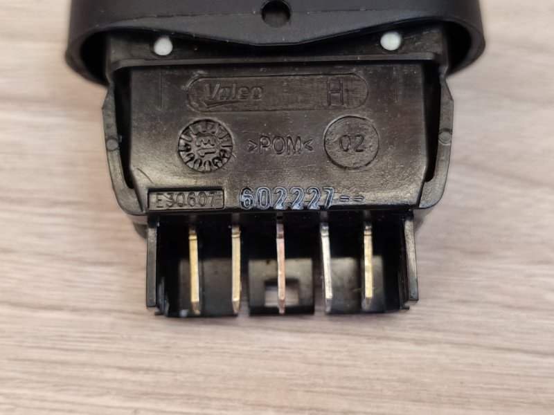 Кнопка стеклоподъемника