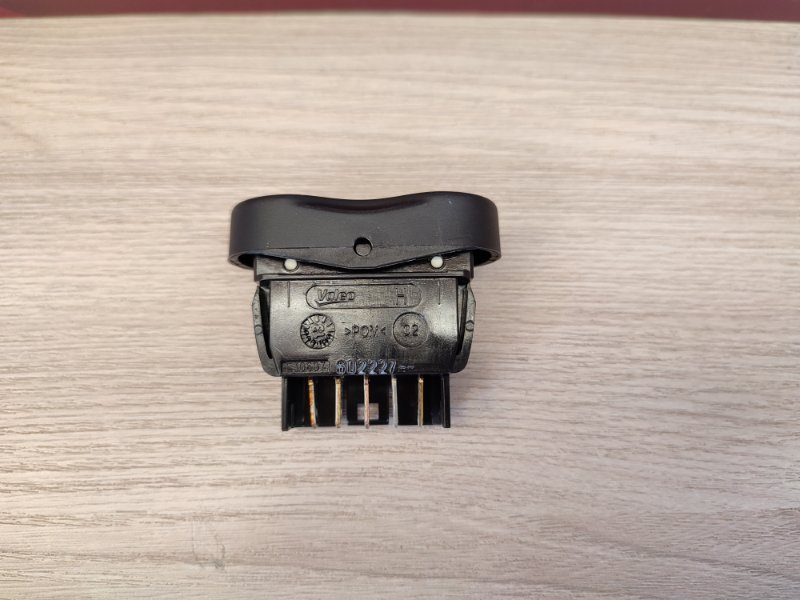 Кнопка стеклоподъемника