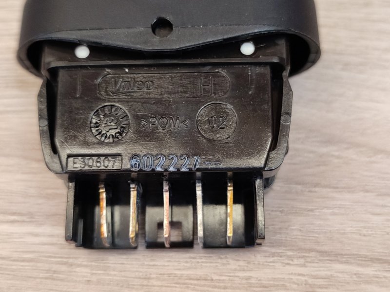 Кнопка стеклоподъемника