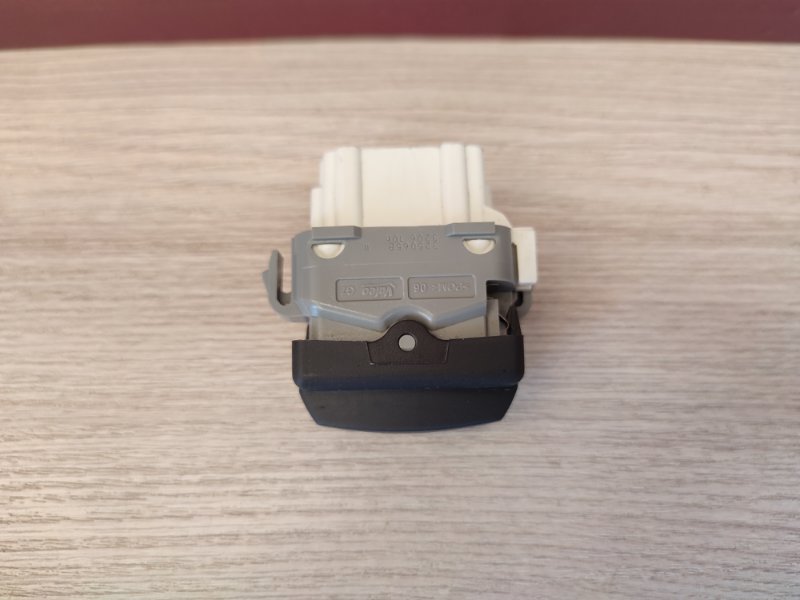 Кнопка блокировки стеклоподъемников