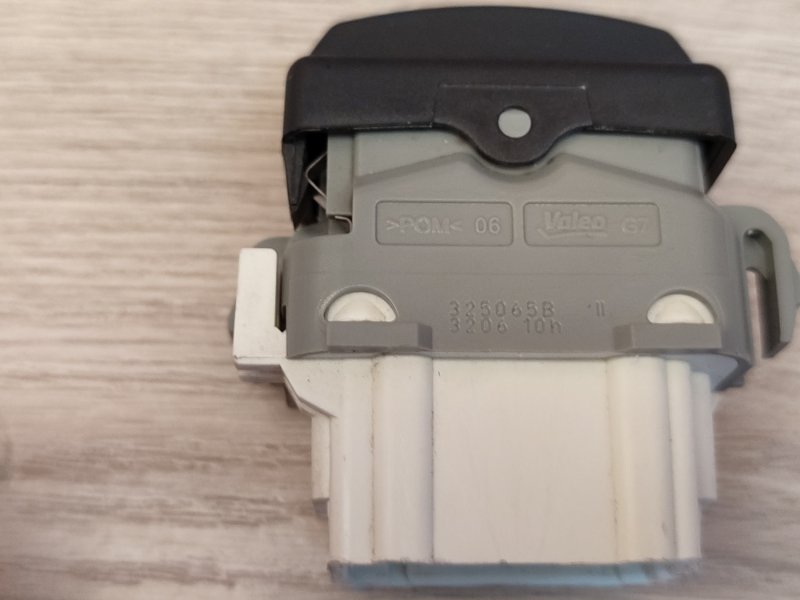 Кнопка блокировки стеклоподъемников