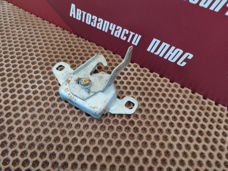 Замок капота