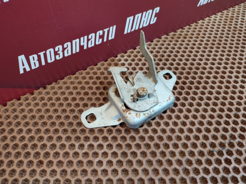 Замок капота