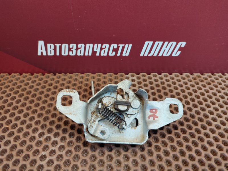 Замок капота