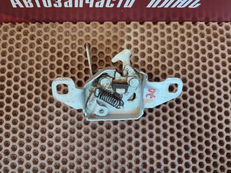 Замок капота