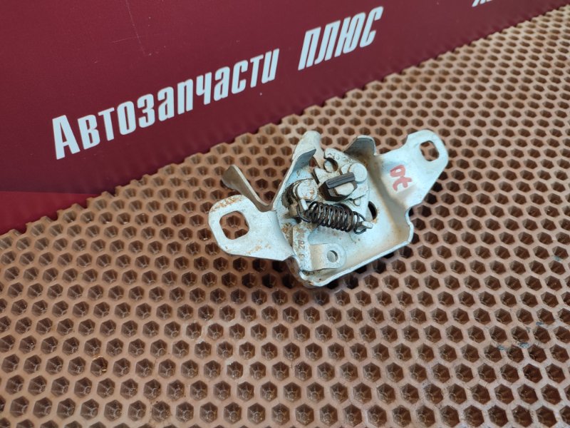 Замок капота