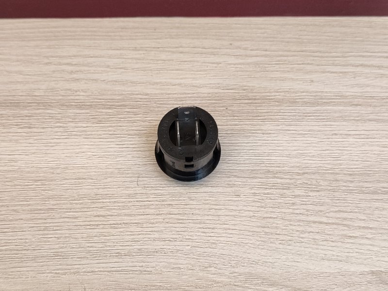 Кнопка открывания багажника