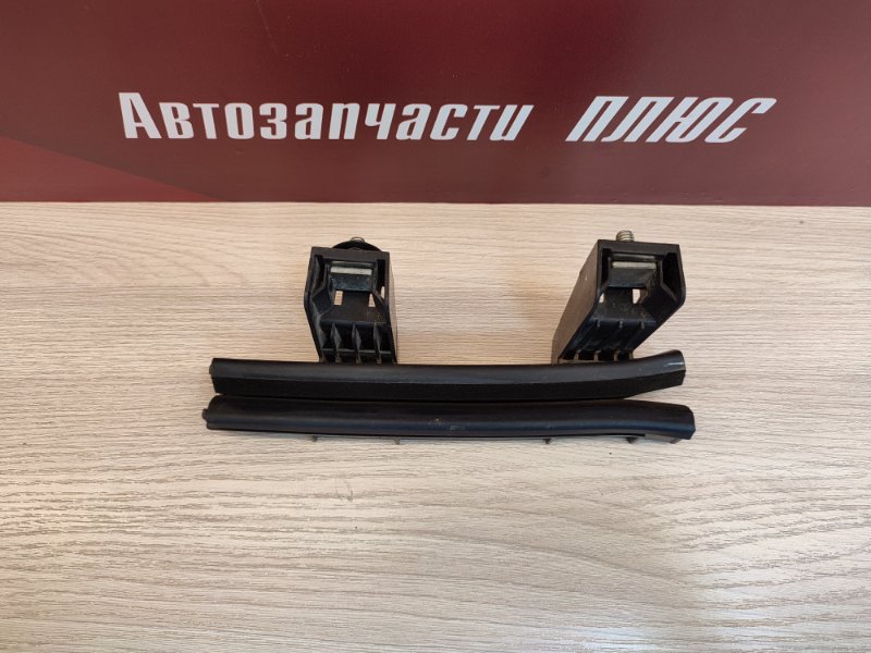 Направляющая стекла двери