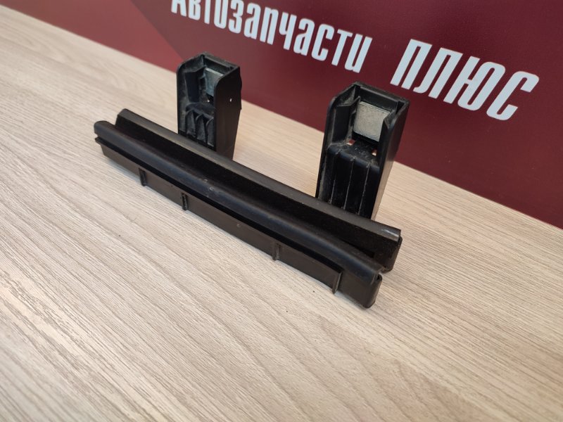 Направляющая стекла двери