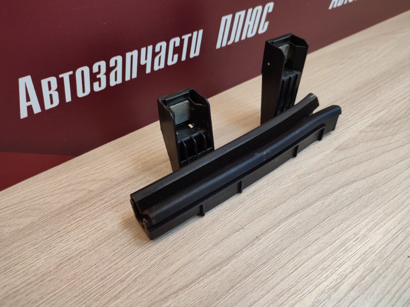 Направляющая стекла двери