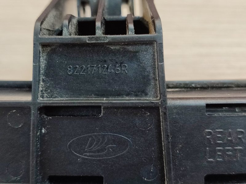 Направляющая стекла двери