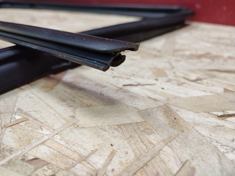 Уплотнитель стекла двери