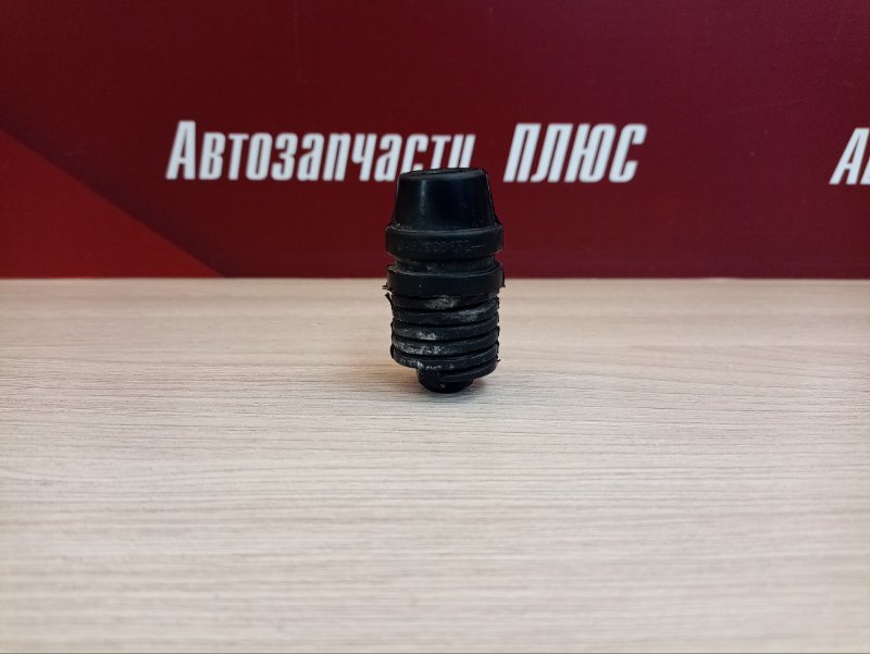 Отбойник капота