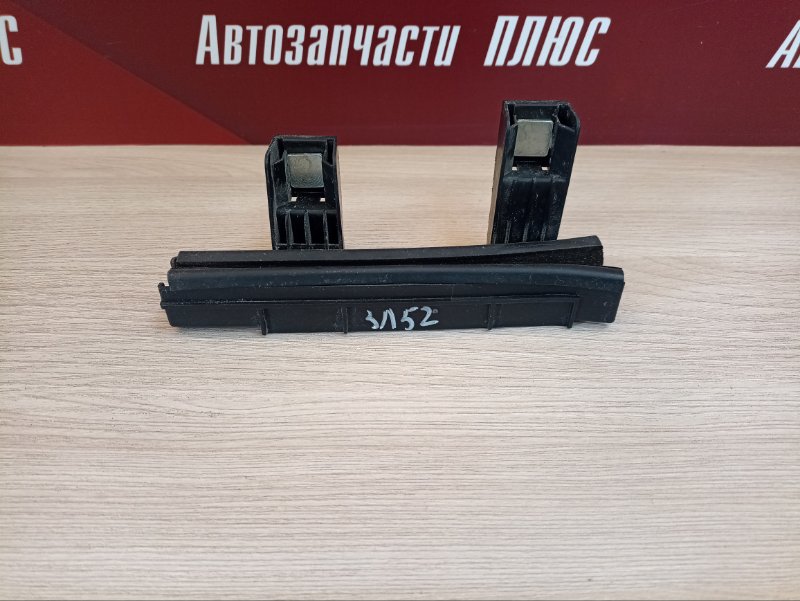 Направляющая стекла двери