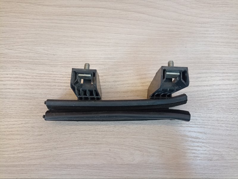 Направляющая стекла двери