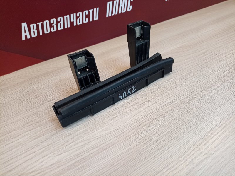 Направляющая стекла двери