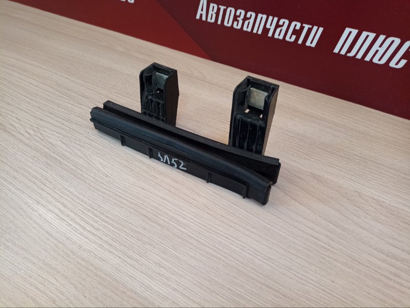 Направляющая стекла двери