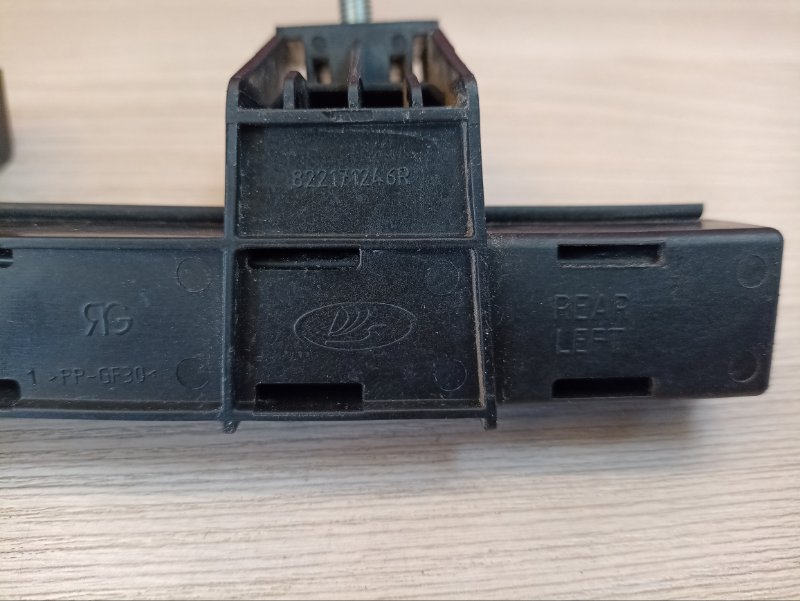 Направляющая стекла двери