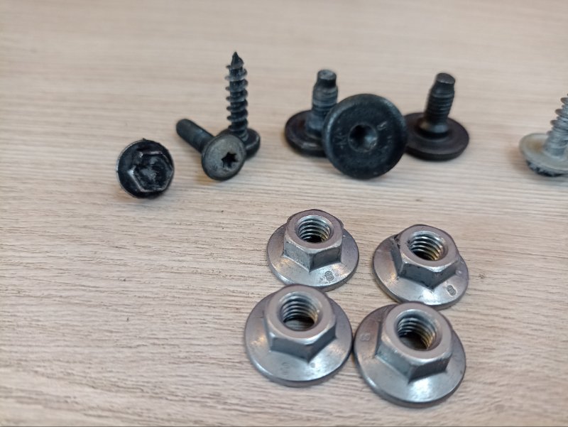 Крепеж двери