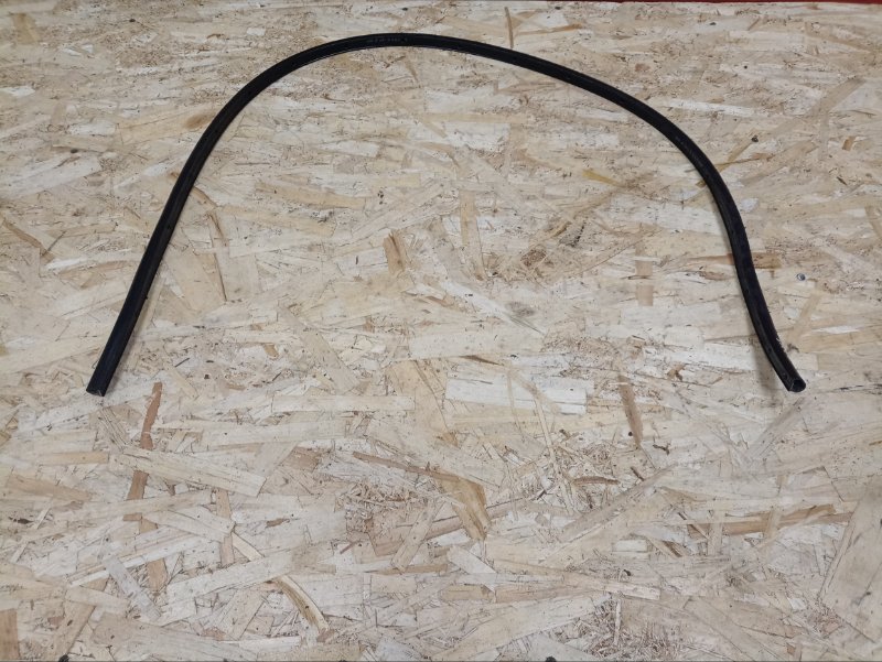 Уплотнитель капота