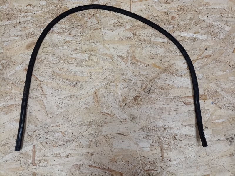 Уплотнитель капота