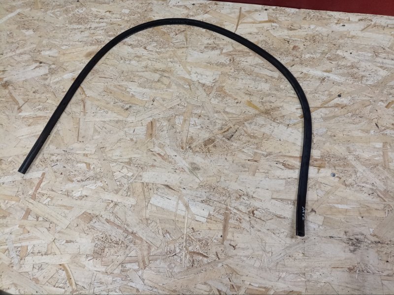 Уплотнитель капота